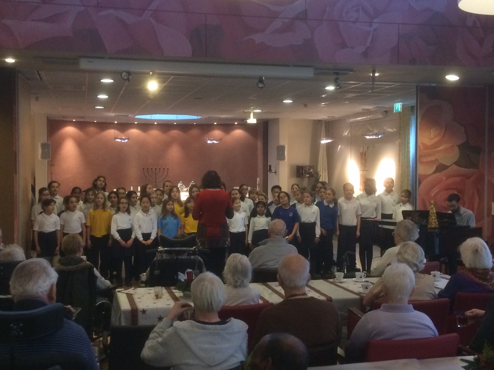 Junior School Vlaskamp Choir Sing for The Elderly 